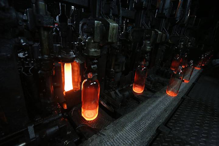 華夏玻璃百年工廠窯爐與AI轉型象徵,展現傳統產業智慧製造升級